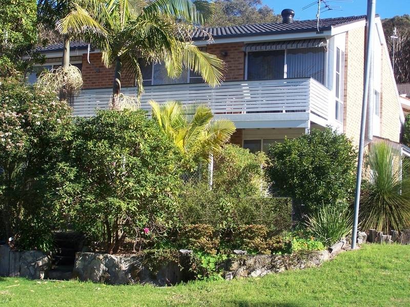 2 Aquamarine Close, Caves Beach NSW 2281