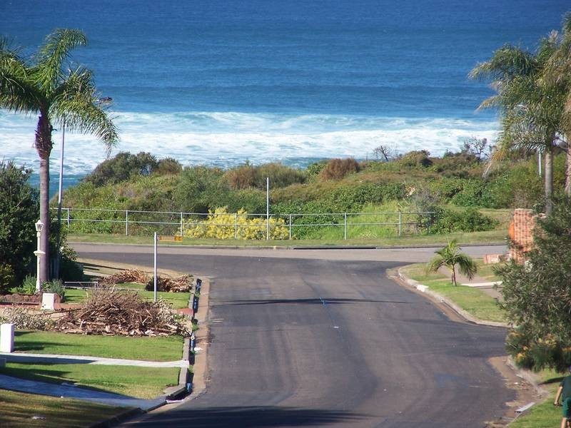 2 Aquamarine Close, Caves Beach NSW 2281