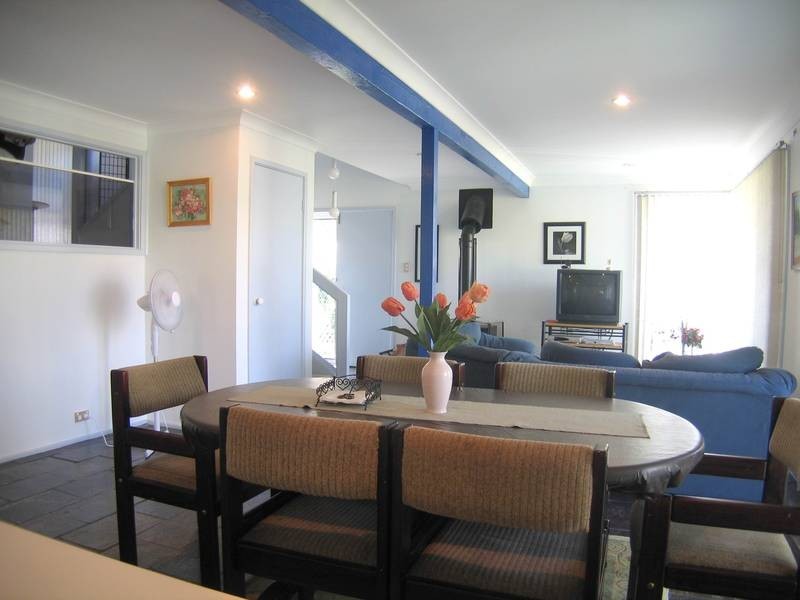 2 Aquamarine Close, Caves Beach NSW 2281