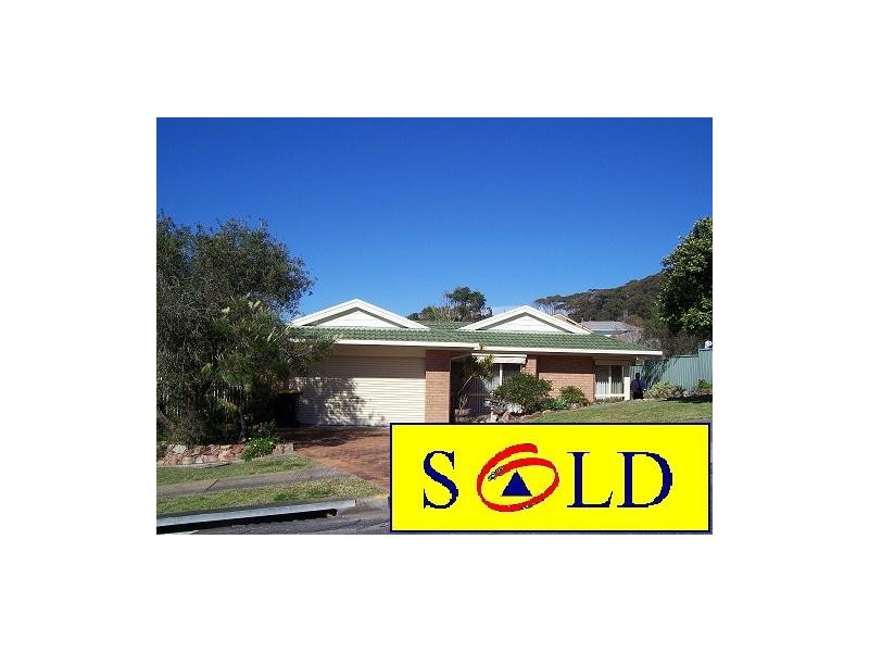 11 Cinnabar Close, Caves Beach NSW 2281