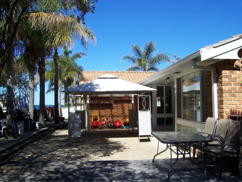 1 Cinnabar Close, Caves Beach NSW 2281