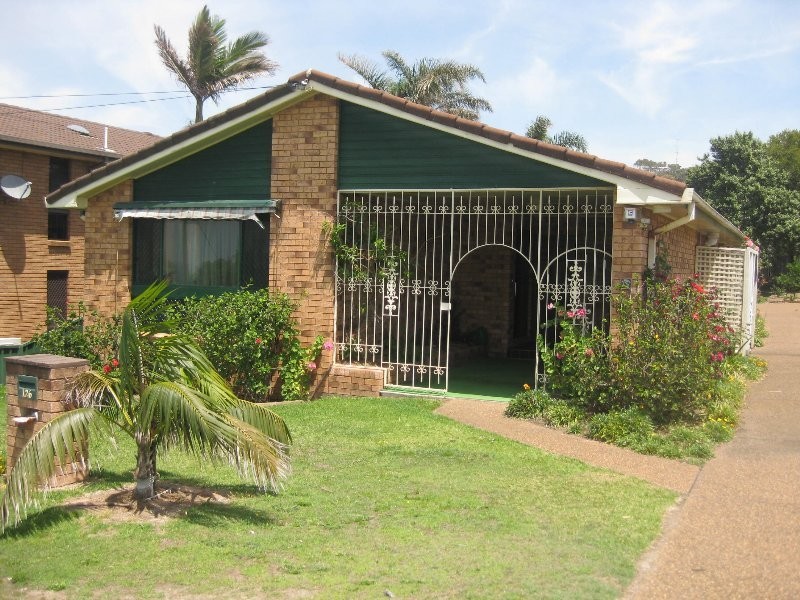126 Caves Beach Road, Caves Beach NSW 2281