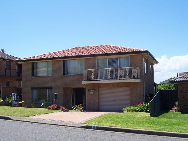 11 Park Avenue, Caves Beach NSW 2281