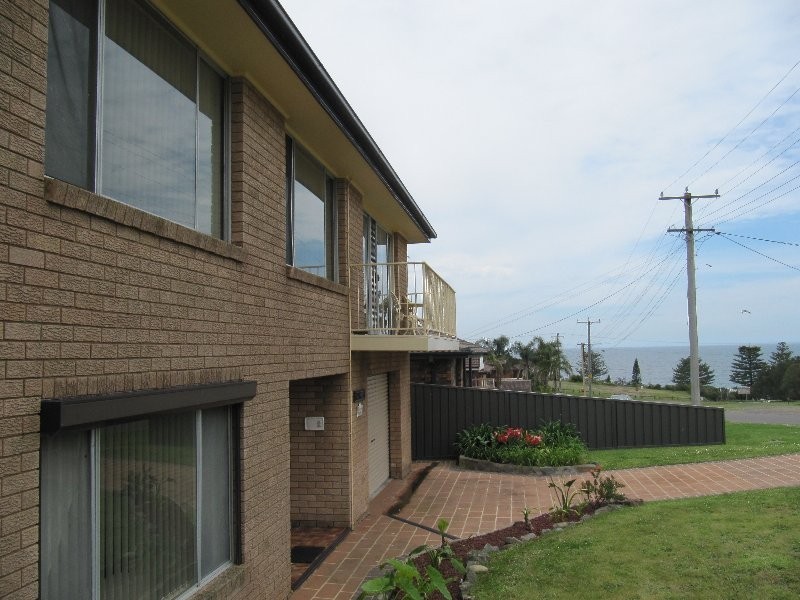 11 Park Avenue, Caves Beach NSW 2281