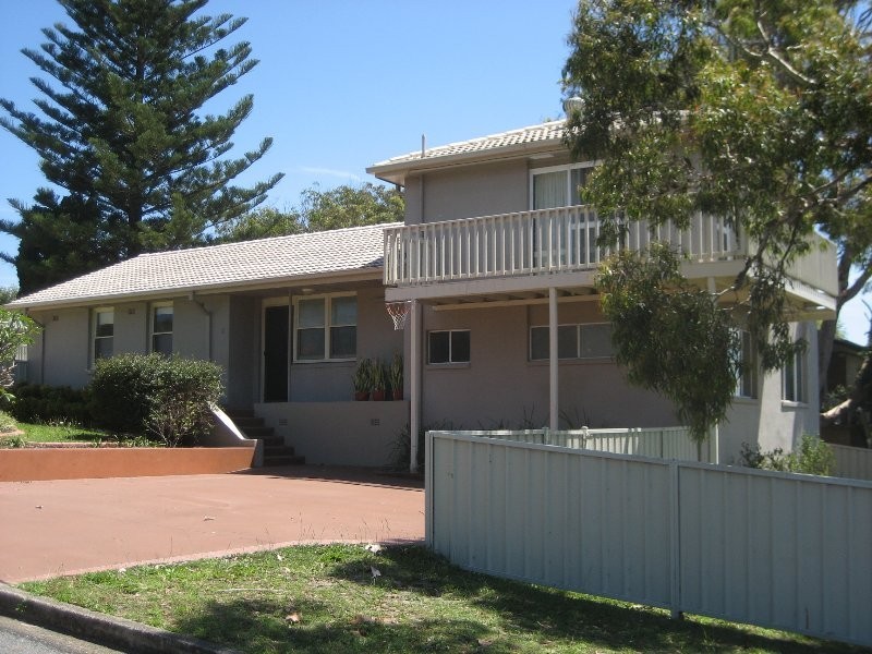 2 Caves Beach Road, Caves Beach NSW 2281