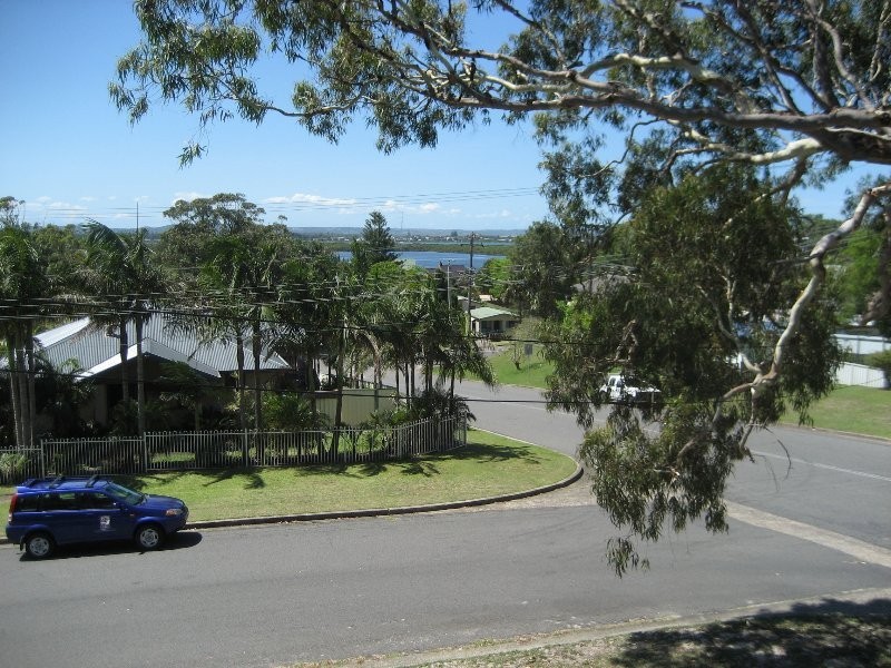 2 Caves Beach Road, Caves Beach NSW 2281