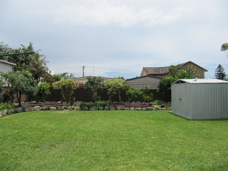 11 Park Avenue, Caves Beach NSW 2281