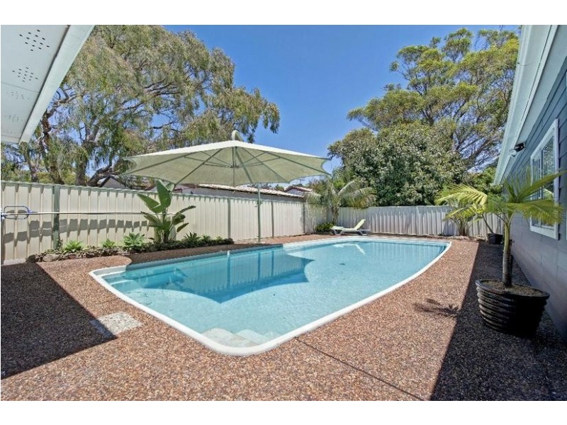 147 Macquarie Grove, Caves Beach NSW 2281