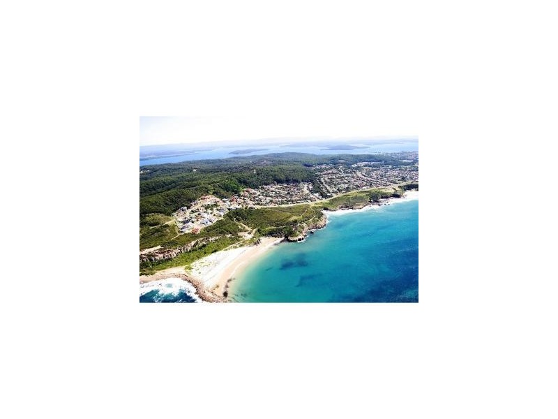 4 Spoonrocks Road, Caves Beach NSW 2281