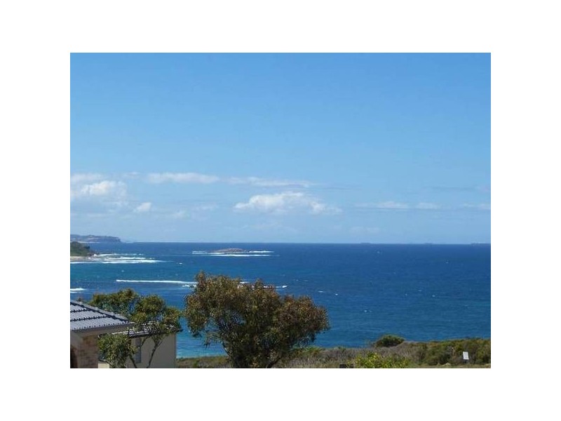 4 Spoonrocks Road, Caves Beach NSW 2281
