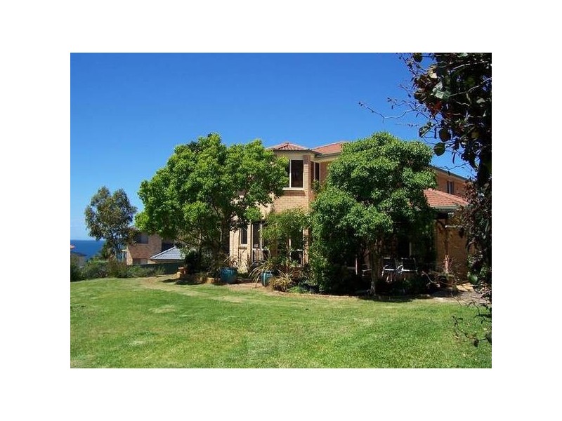 4 Spoonrocks Road, Caves Beach NSW 2281