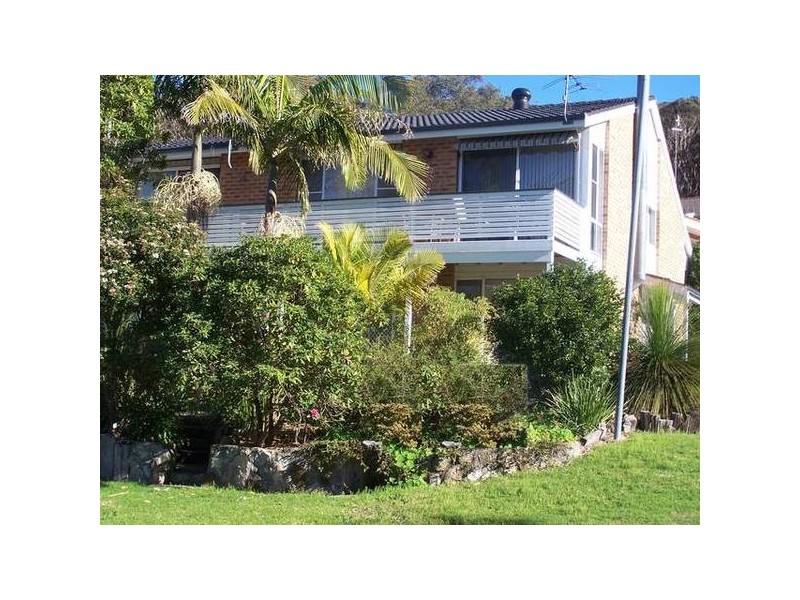 2 Aquamarine Close, Caves Beach NSW 2281