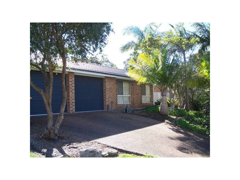 2 Aquamarine Close, Caves Beach NSW 2281