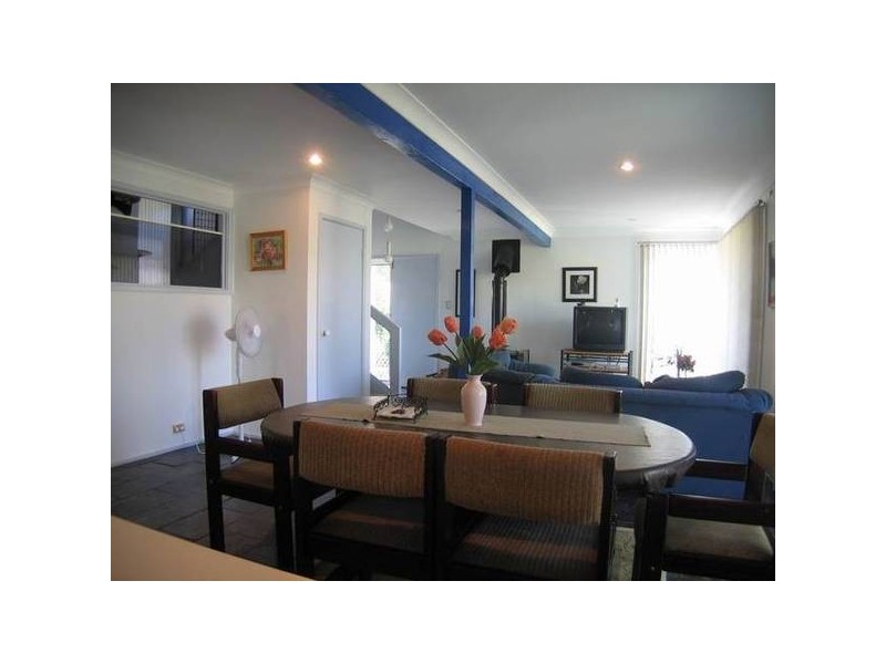 2 Aquamarine Close, Caves Beach NSW 2281