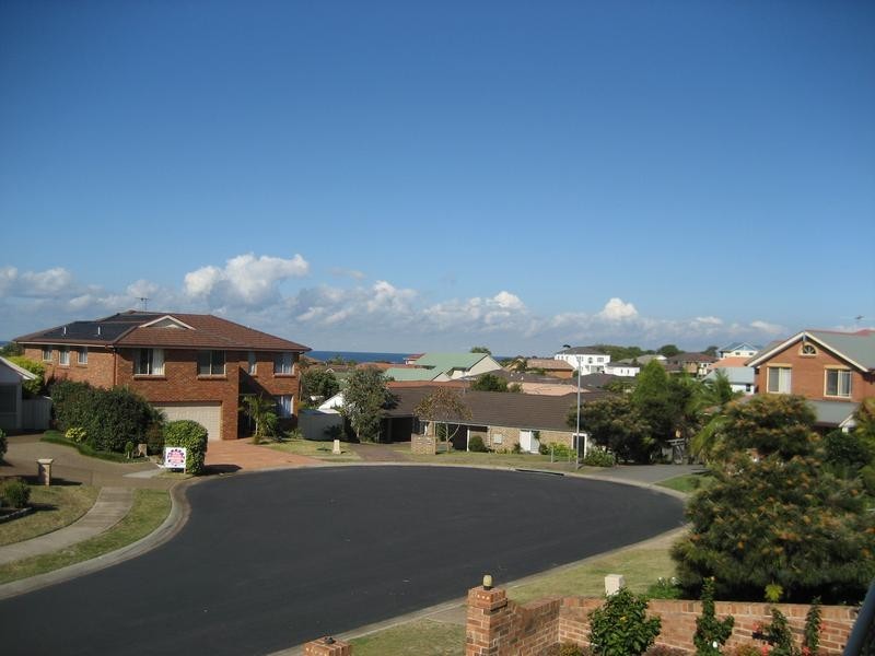 26a Seaspray Close, Caves Beach NSW 2281