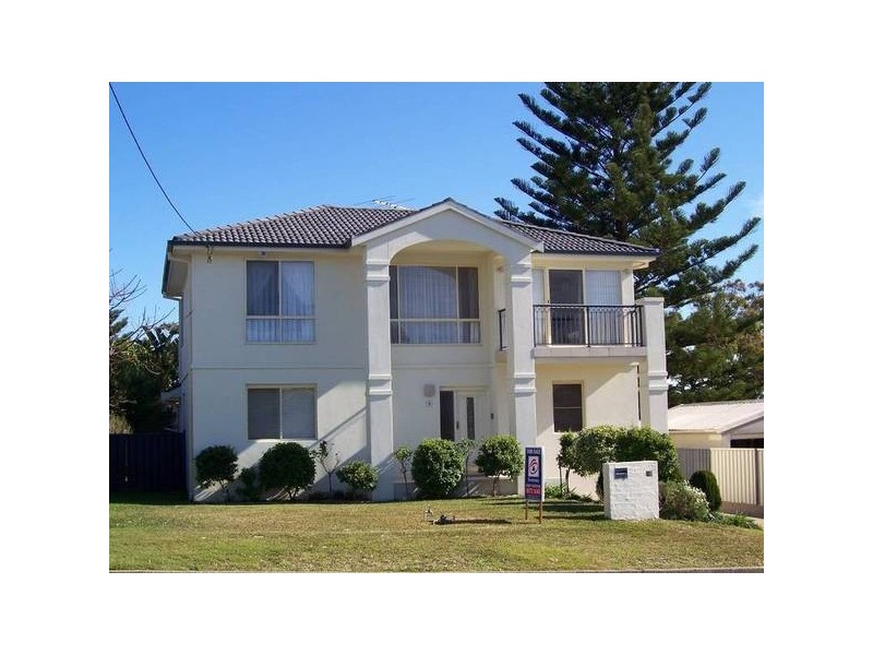 4 Caves Beach Road, Caves Beach NSW 2281
