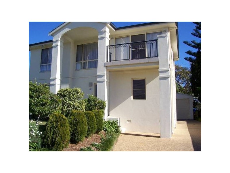 4 Caves Beach Road, Caves Beach NSW 2281