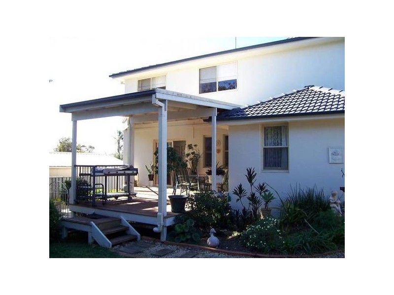 4 Caves Beach Road, Caves Beach NSW 2281