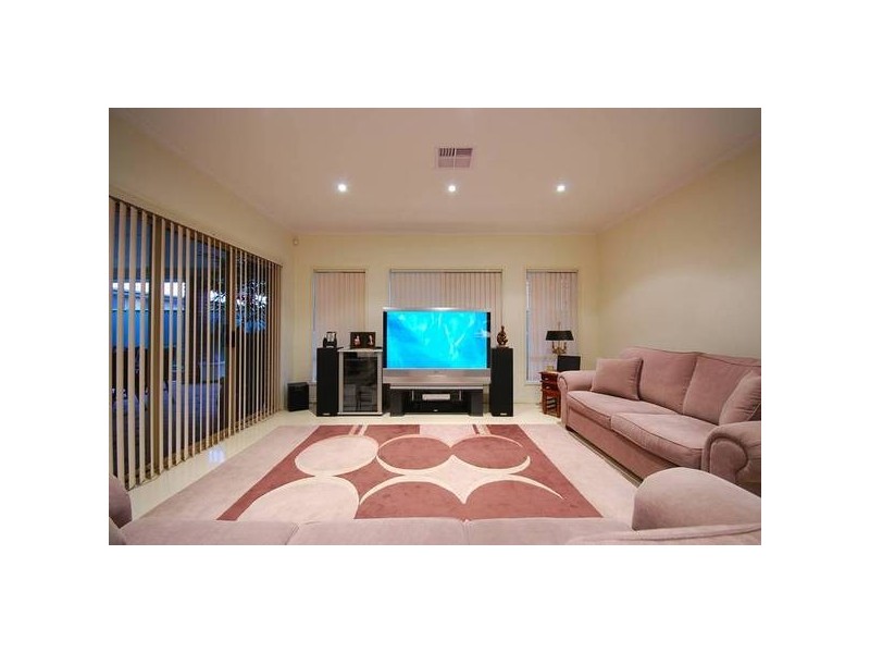 10 Shoalhaven Circuit, Mawson Lakes SA 5095