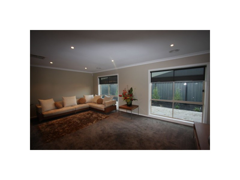 34 MOWBRAY DVE, Point Cook VIC 3030