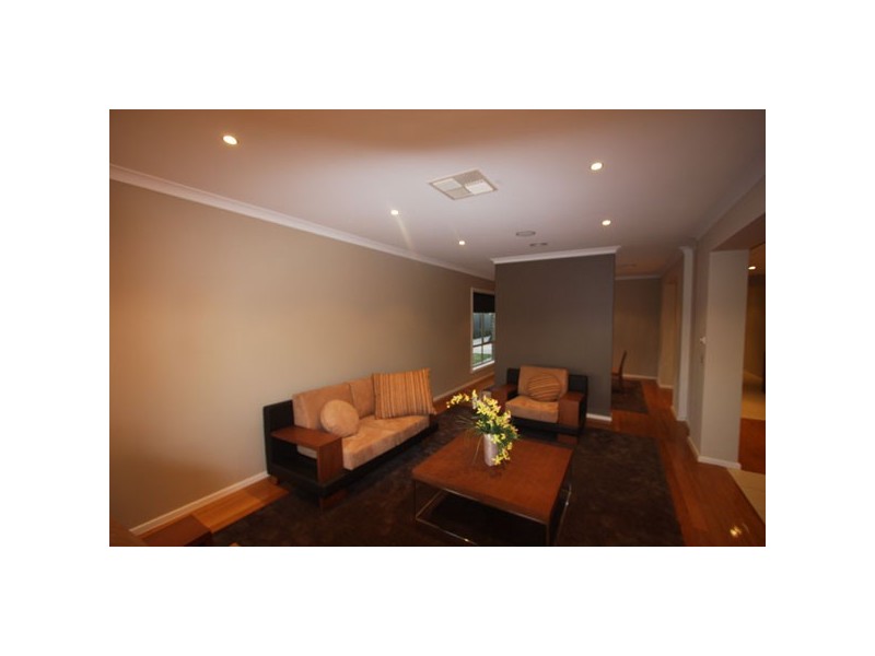 34 MOWBRAY DVE, Point Cook VIC 3030