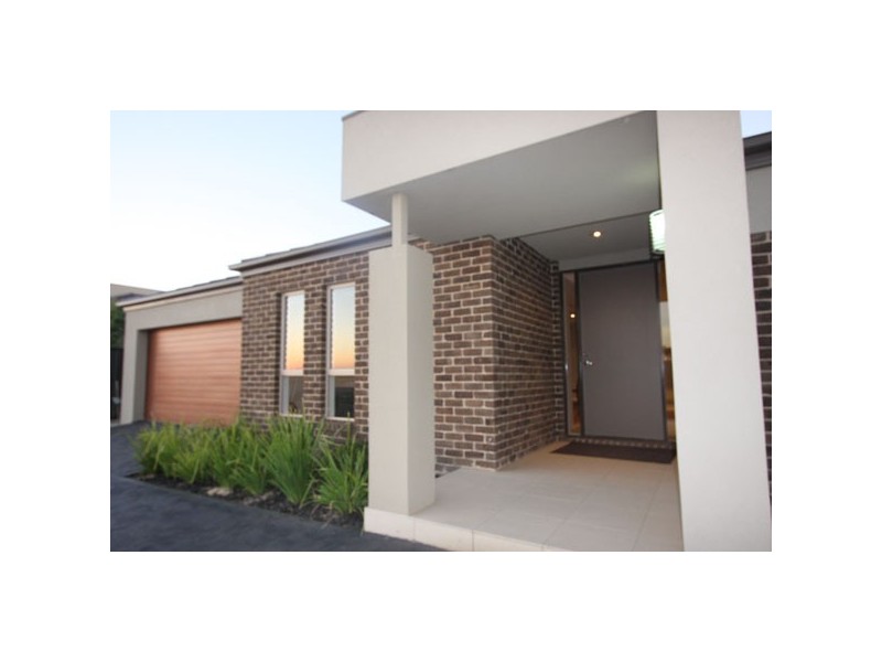 34 MOWBRAY DVE, Point Cook VIC 3030