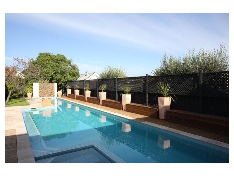 8 Linacre Rd, Hampton VIC 3188