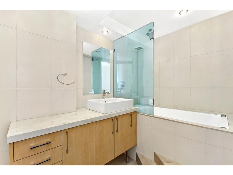1602/83 Queens Road, Melbourne VIC 3004