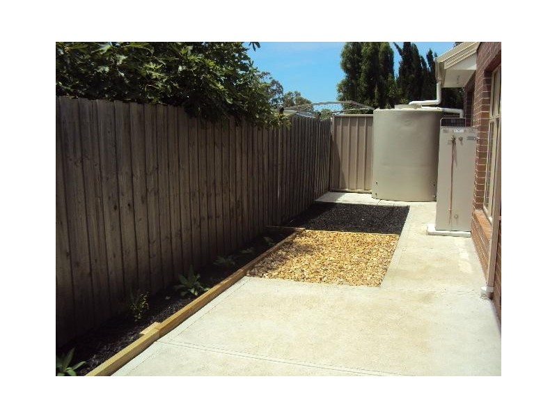 4 Honey Grove, St Albans VIC 3021