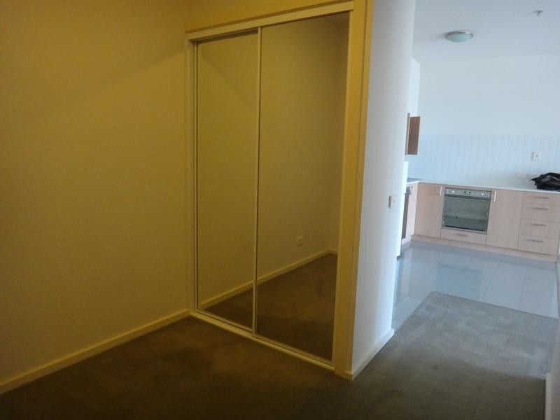 2004/250 Elizabeth Street, Melbourne VIC 3000