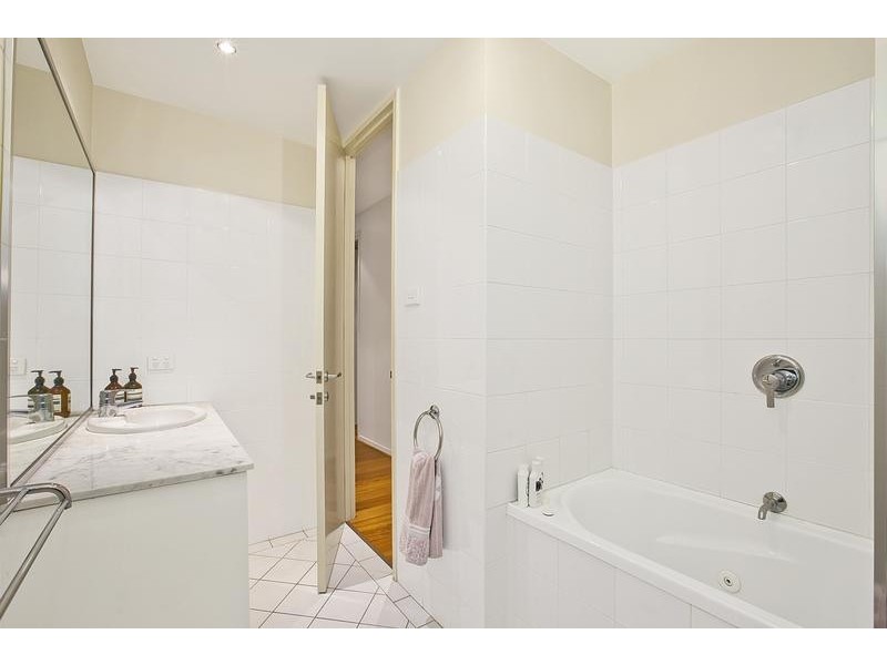 2/15 Exploration Lane, Melbourne VIC 3000
