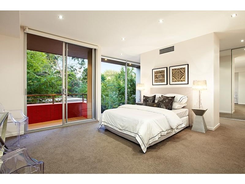 8 Woodside Crescent, Toorak VIC 3142