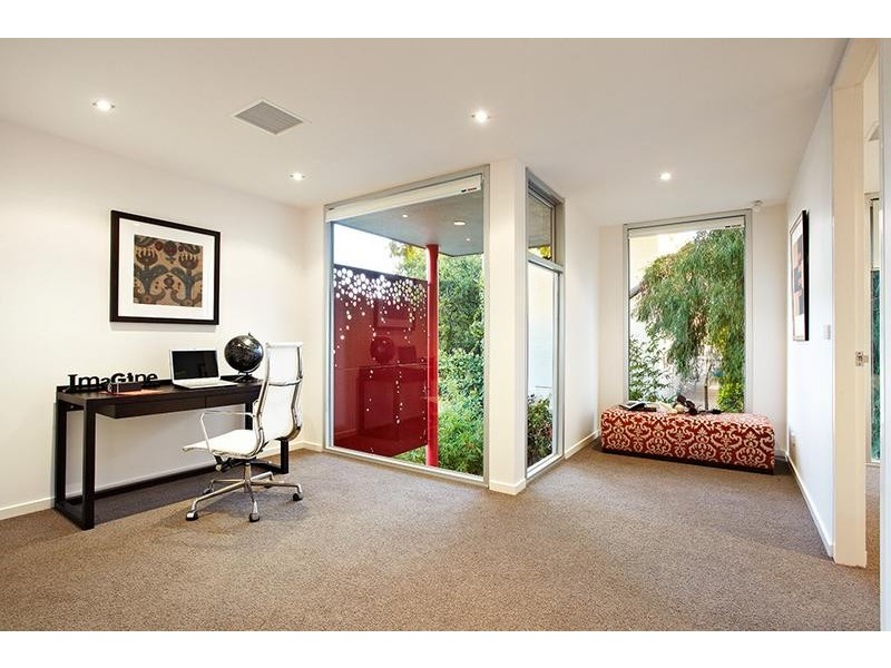 8 Woodside Crescent, Toorak VIC 3142