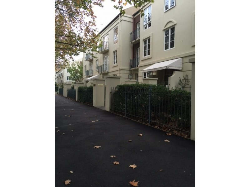 2/211 Wellington Parade South, East Melbourne VIC 3002