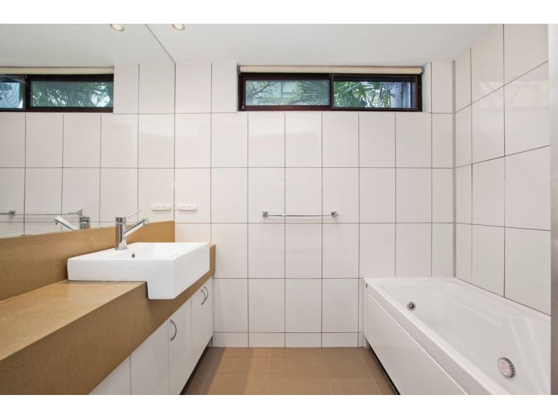 2B/29 Queens Road, Melbourne VIC 3004