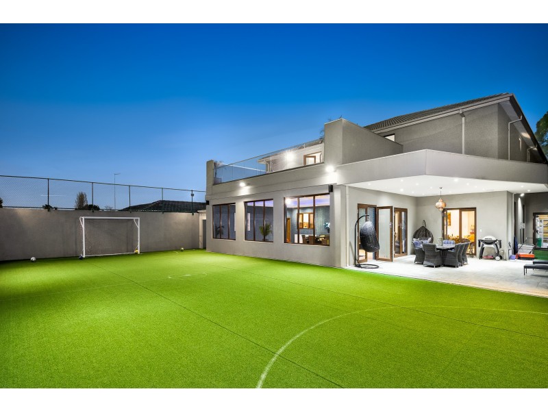 11 Lynedoch Avenue, St Kilda East VIC 3183