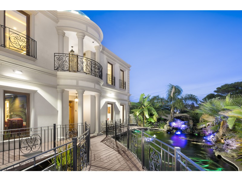 11 Lynedoch Avenue, St Kilda East VIC 3183