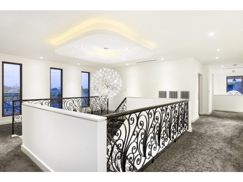 11 Lynedoch Avenue, St Kilda East VIC 3183