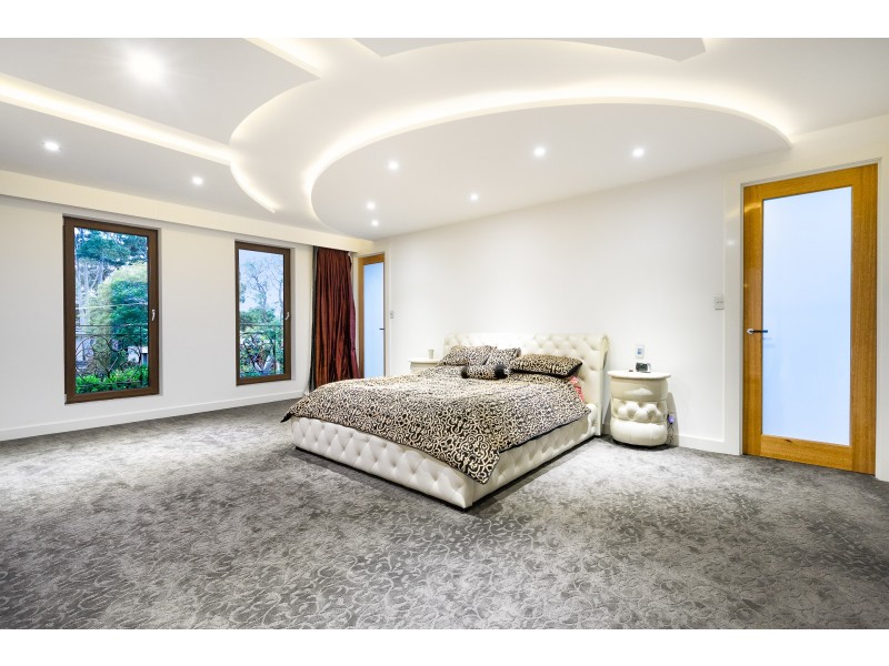 11 Lynedoch Avenue, St Kilda East VIC 3183