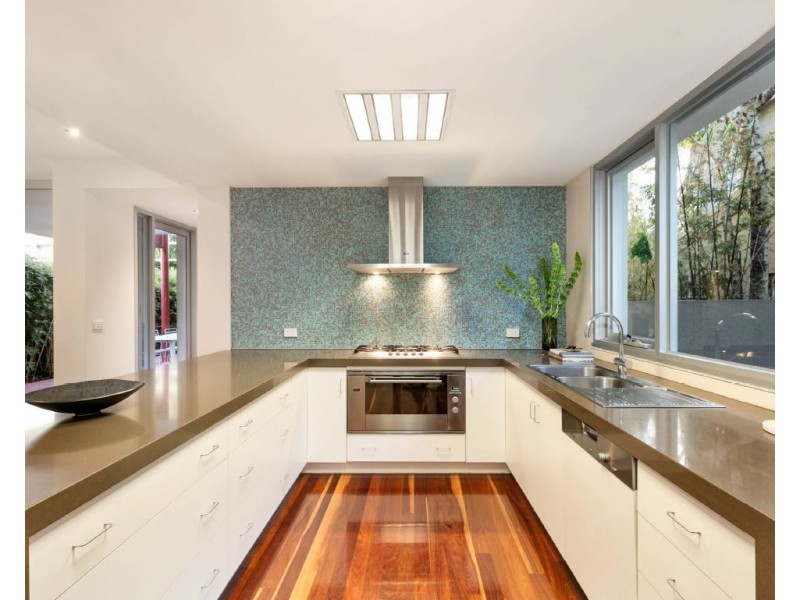 8 Woodside Crescent, Toorak VIC 3142