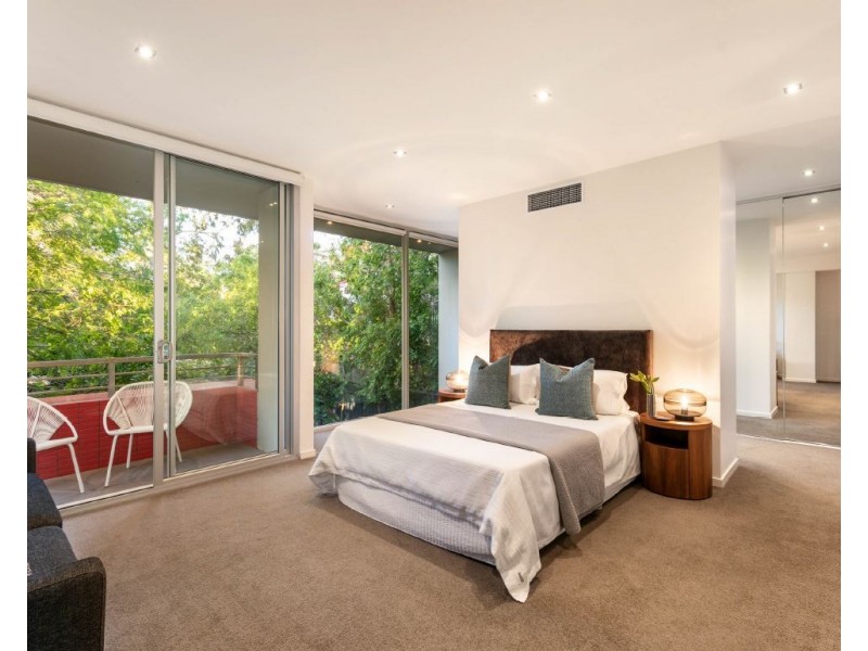 8 Woodside Crescent, Toorak VIC 3142