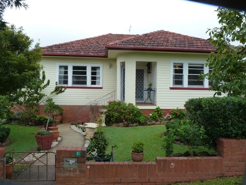35 Oakley Avenue, East Lismore NSW 2480