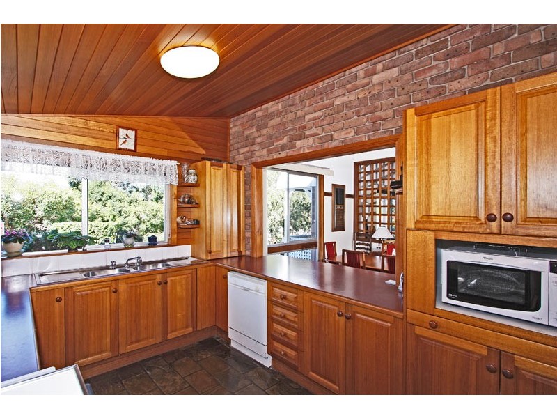 34 Lake Road, Fennell Bay NSW 2283