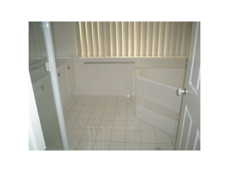 4 Azzura Close, Woodrising NSW 2284