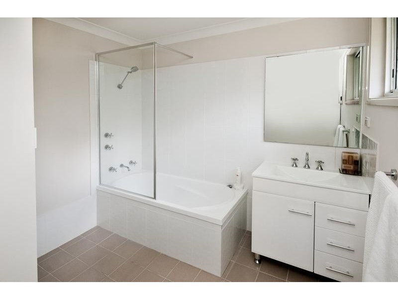 4 Wyera Crescent, Carey Bay NSW 2283