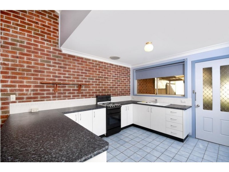 2/2 Lipton Close, Woodrising NSW 2284