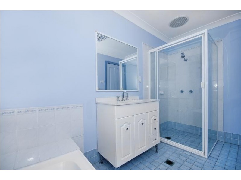 2/2 Lipton Close, Woodrising NSW 2284