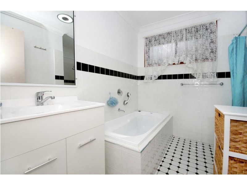 17 Southern Cross Drive, Woodrising NSW 2284