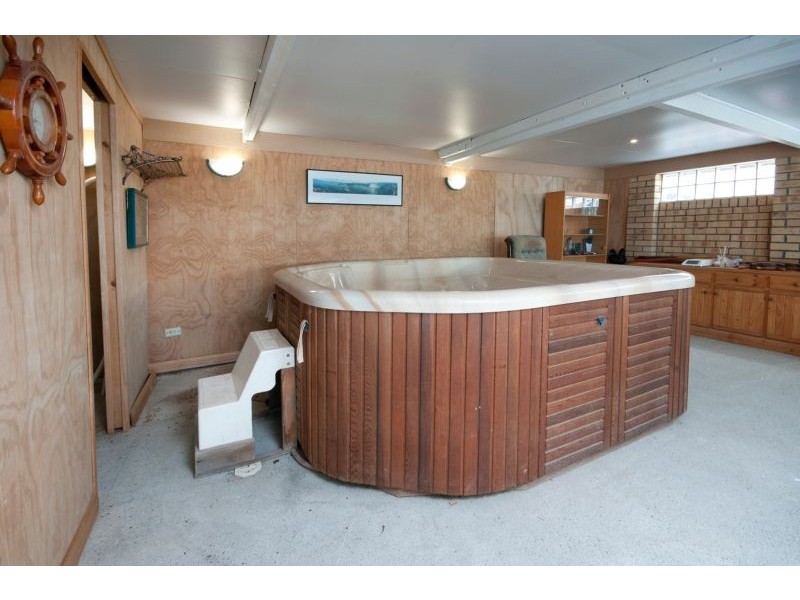 8 Yaringa Lane, Carey Bay NSW 2283