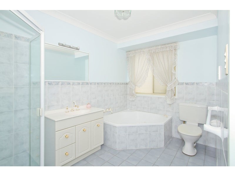 8 Fourth Street, Booragul NSW 2284